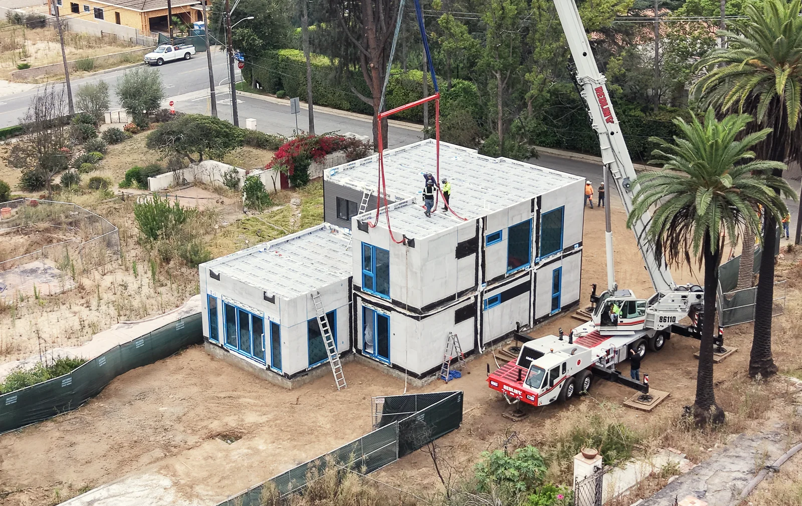 起重机与施工人员在筑流项目现场组合完整住宅模块